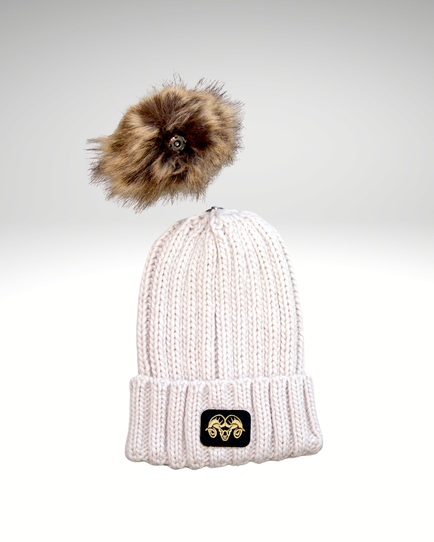 Bonnet beige logo doré grosse maille côtelée
