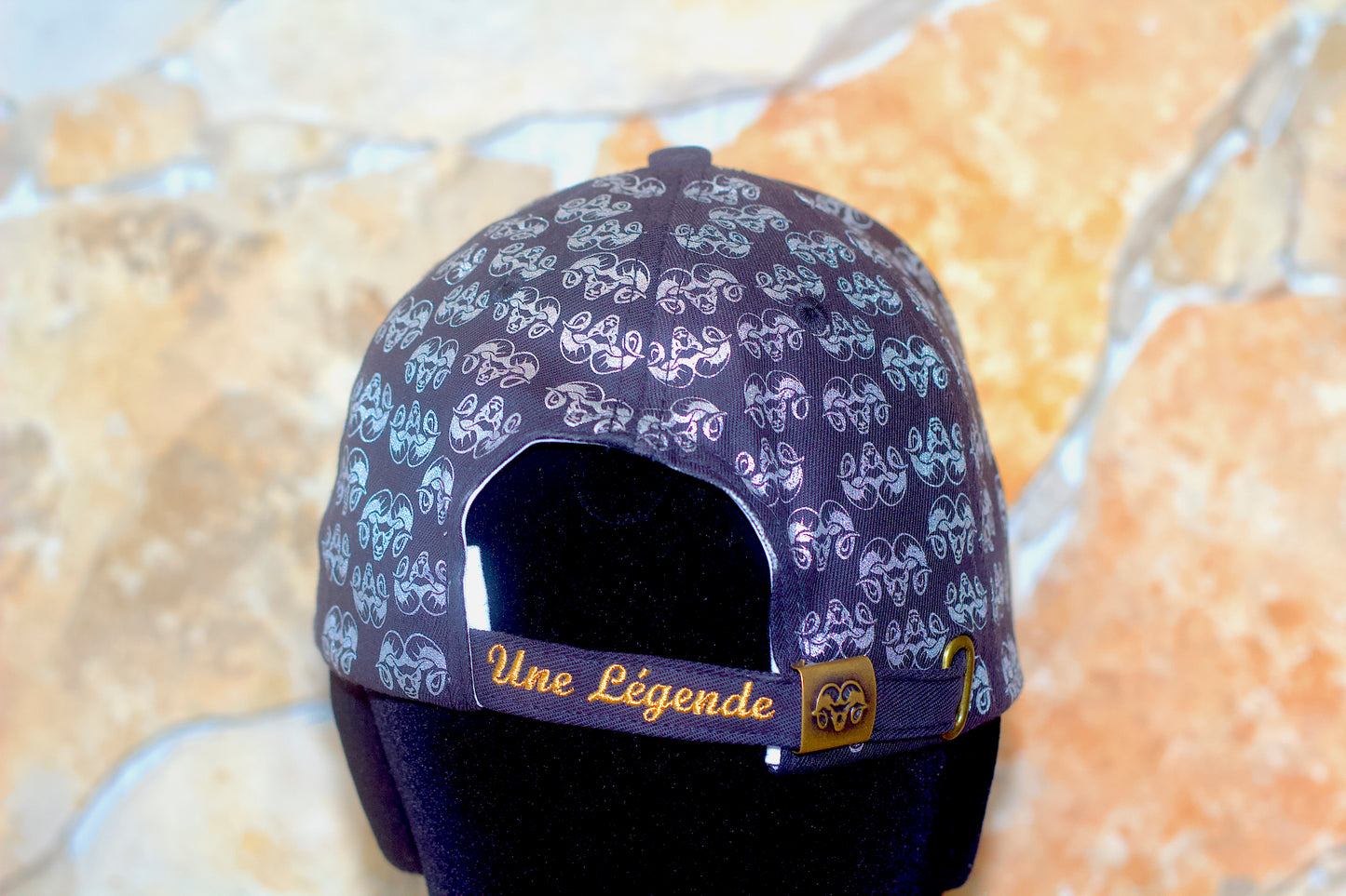 Casquette Noire - Motifs Argent - Logo Doré - Aries By JL