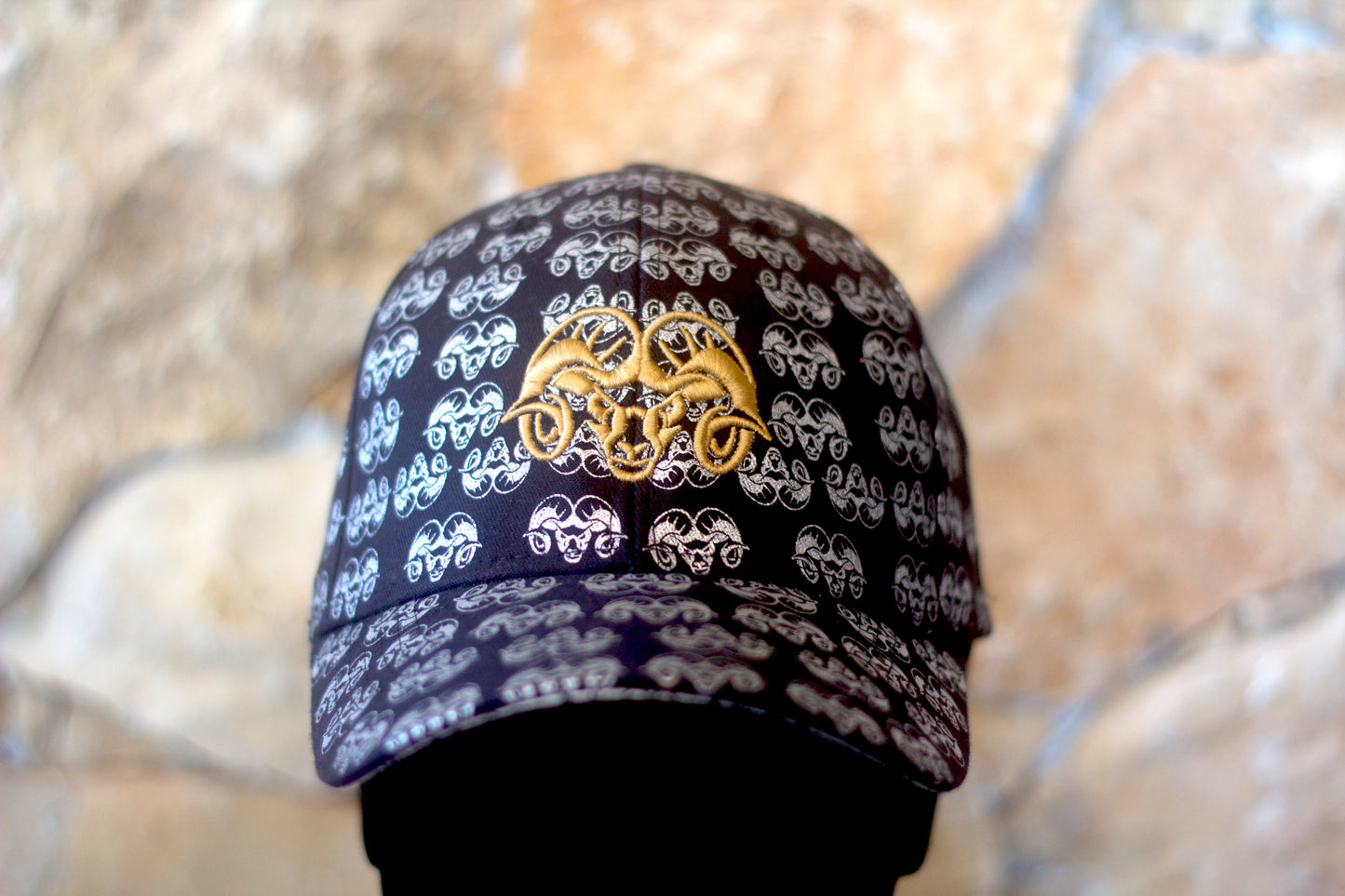 Casquette Noire - Motifs Argent - Logo Doré - Aries By JL